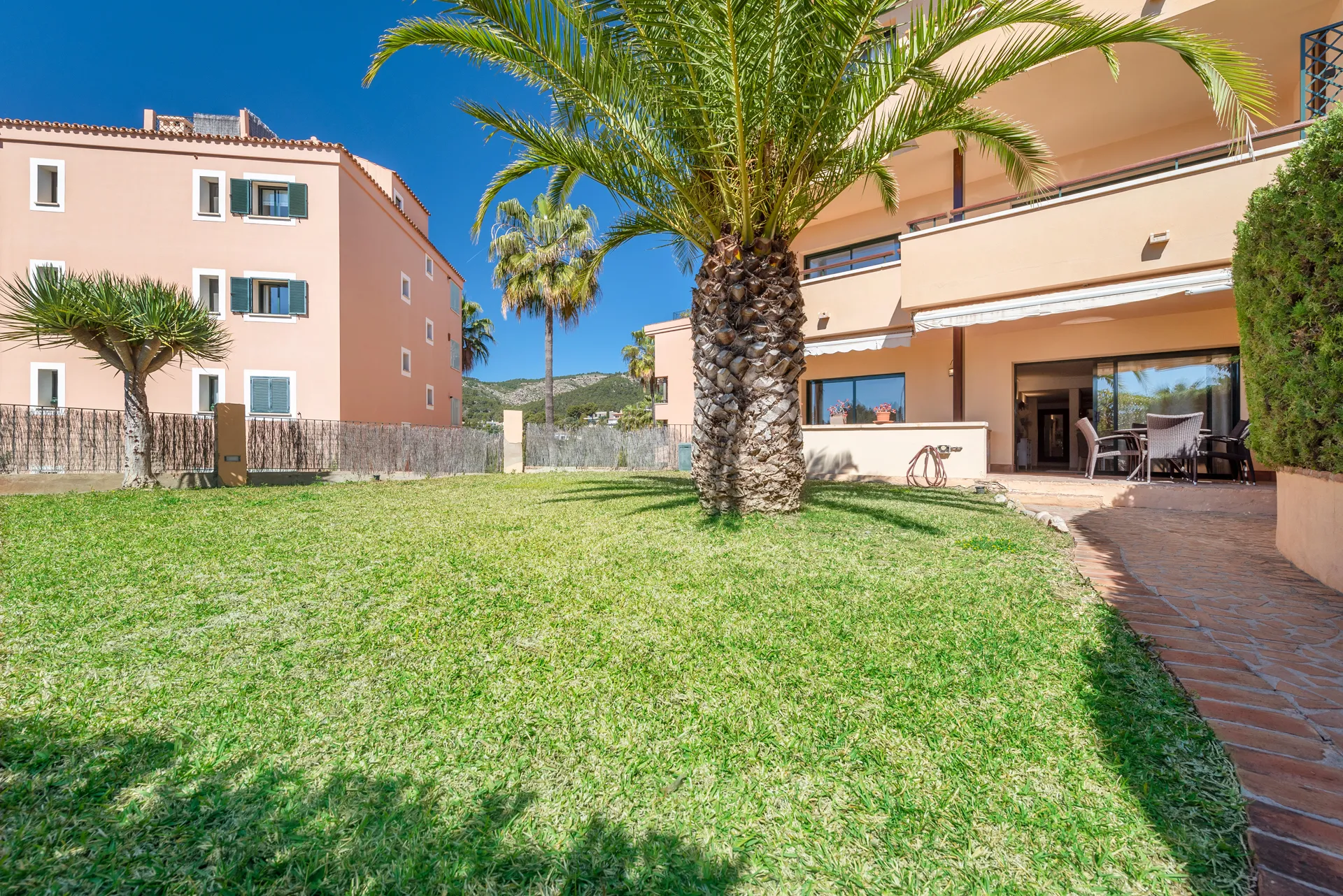 Apartamento de lujo con jardín y vistas al mar en Bendinat-16