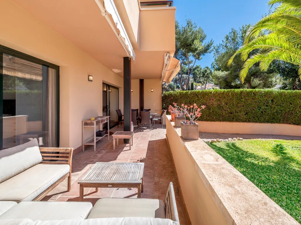 Apartamento de lujo con jardín y vistas al mar en Bendinat-12