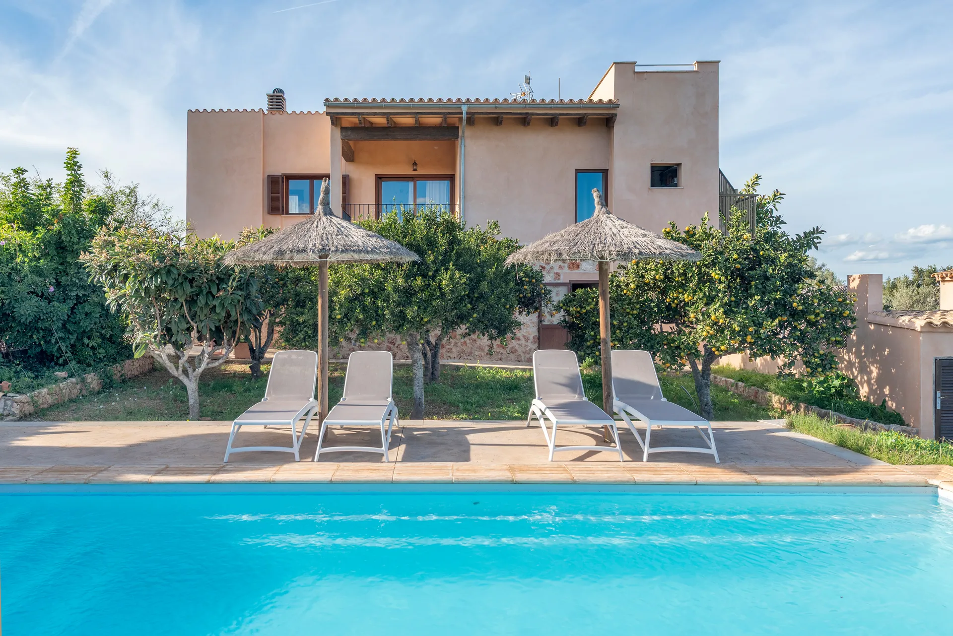 Charmante woning met verreikend zeezicht en veel potentieel in Santa Margalida.-1