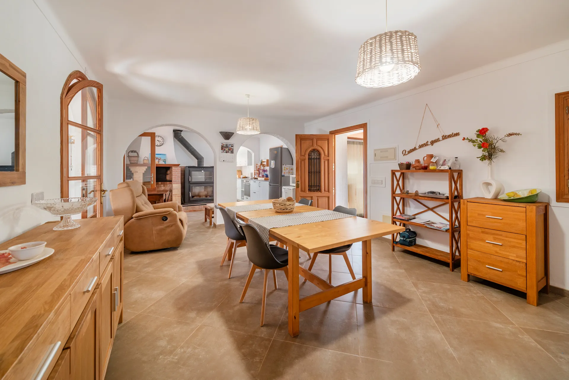 Charmante woning met verreikend zeezicht en veel potentieel in Santa Margalida.-3