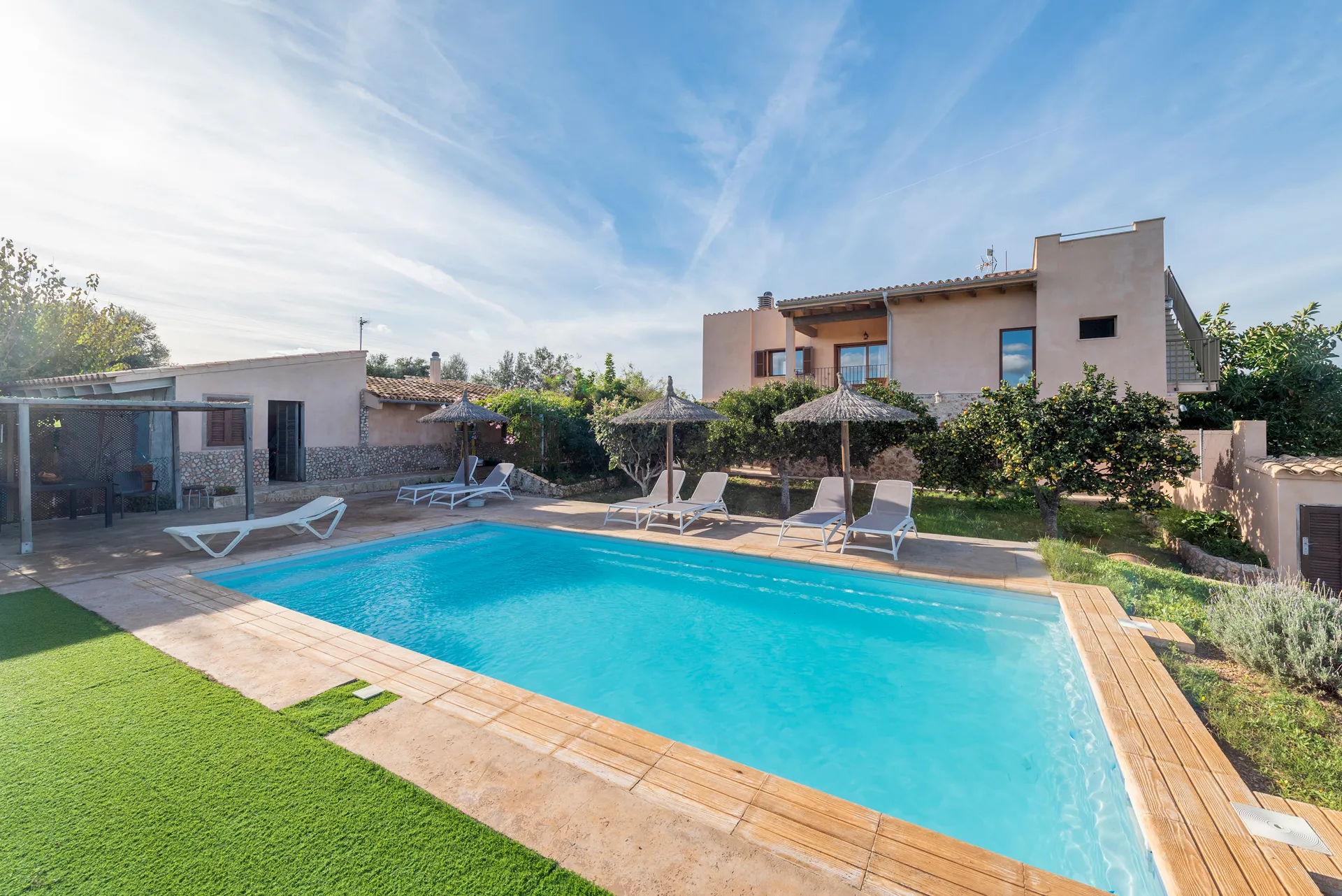 Charmante woning met verreikend zeezicht en veel potentieel in Santa Margalida.-6