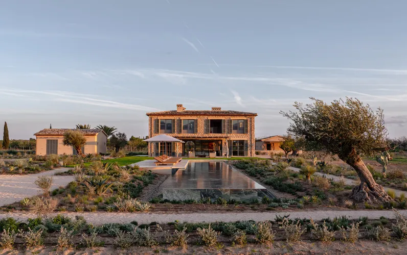 A Sculptural Mediterranean Retreat Framed by the Tramuntana