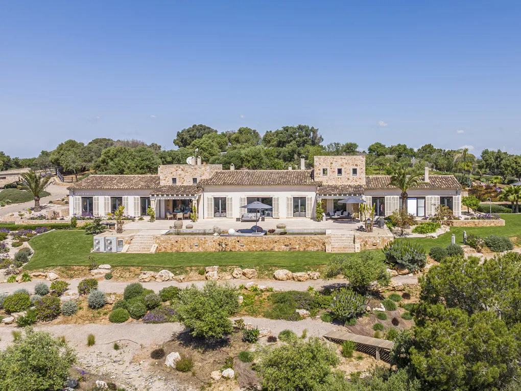 Propiedad única con vistas panorámicas y al mar-1