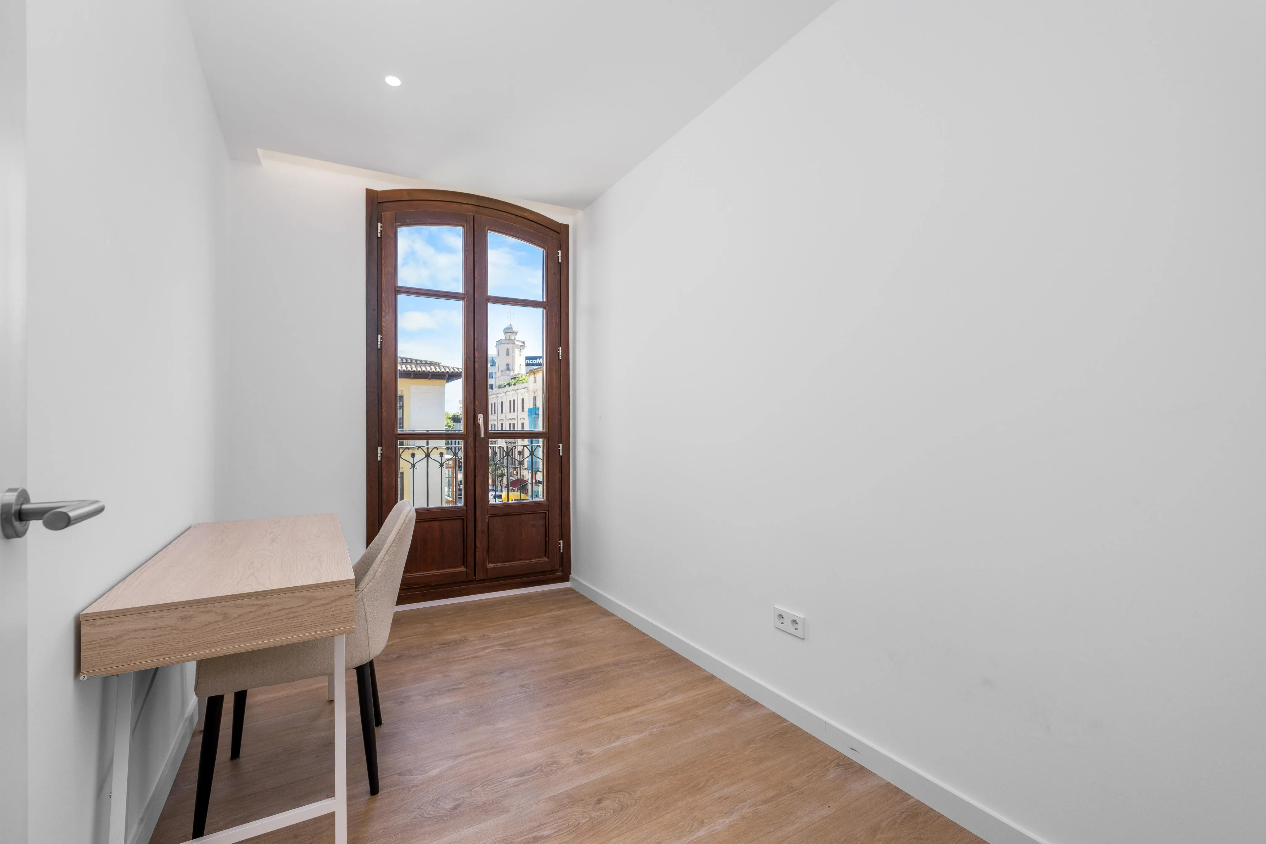 Renovierte, elegante Wohnung mit Aufzug und Balkonen in Sindicat-7