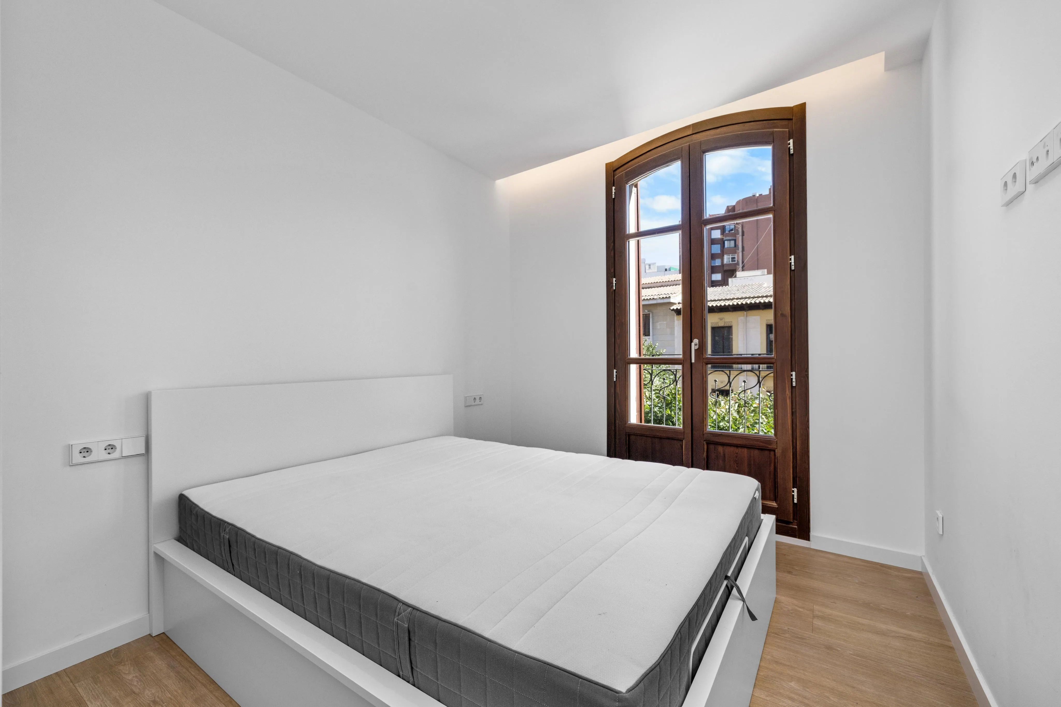 Renovierte, elegante Wohnung mit Aufzug und Balkonen in Sindicat-4