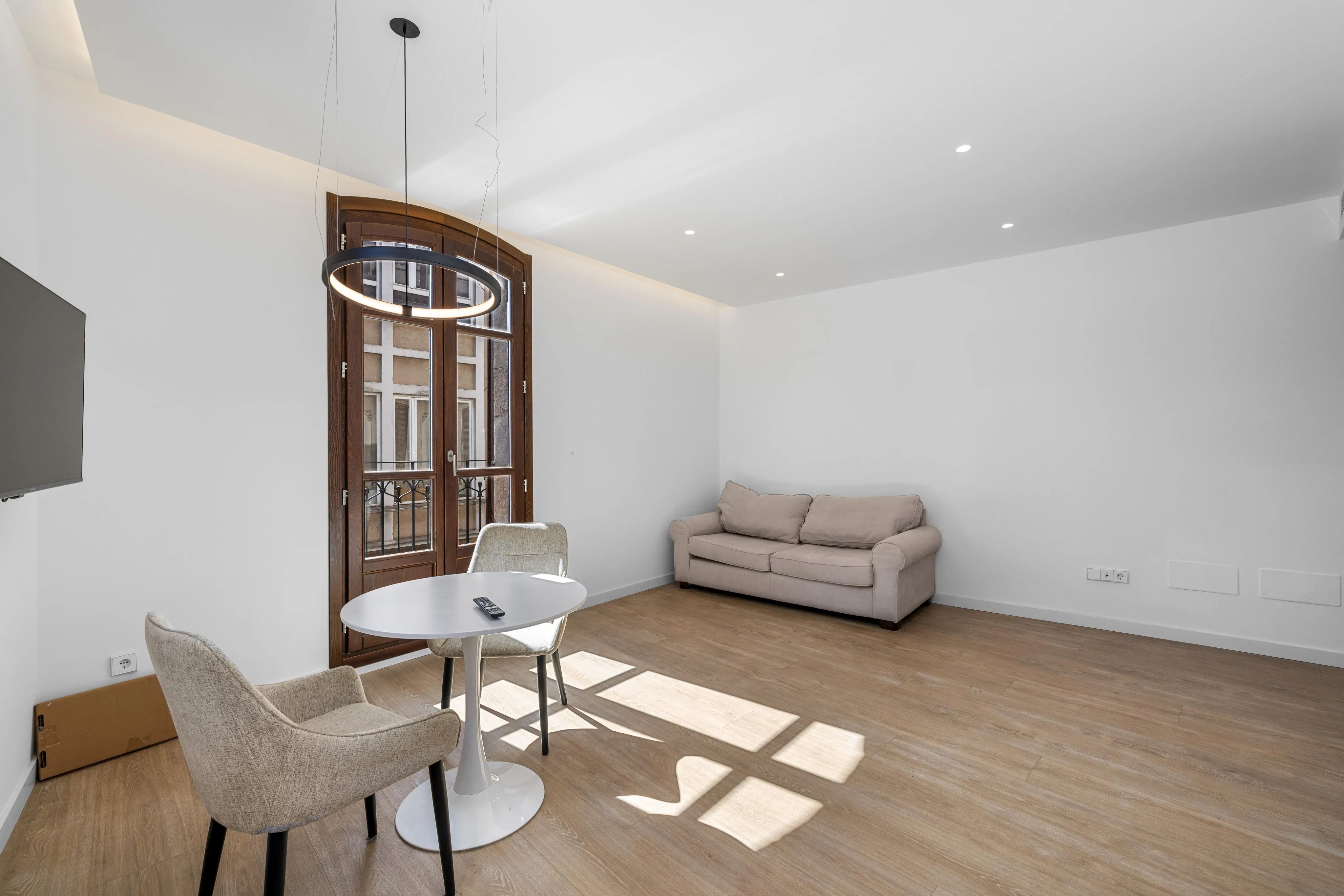 Ara moblat - pis renovat i elegant amb ascensor i balcons en Sindicat-3