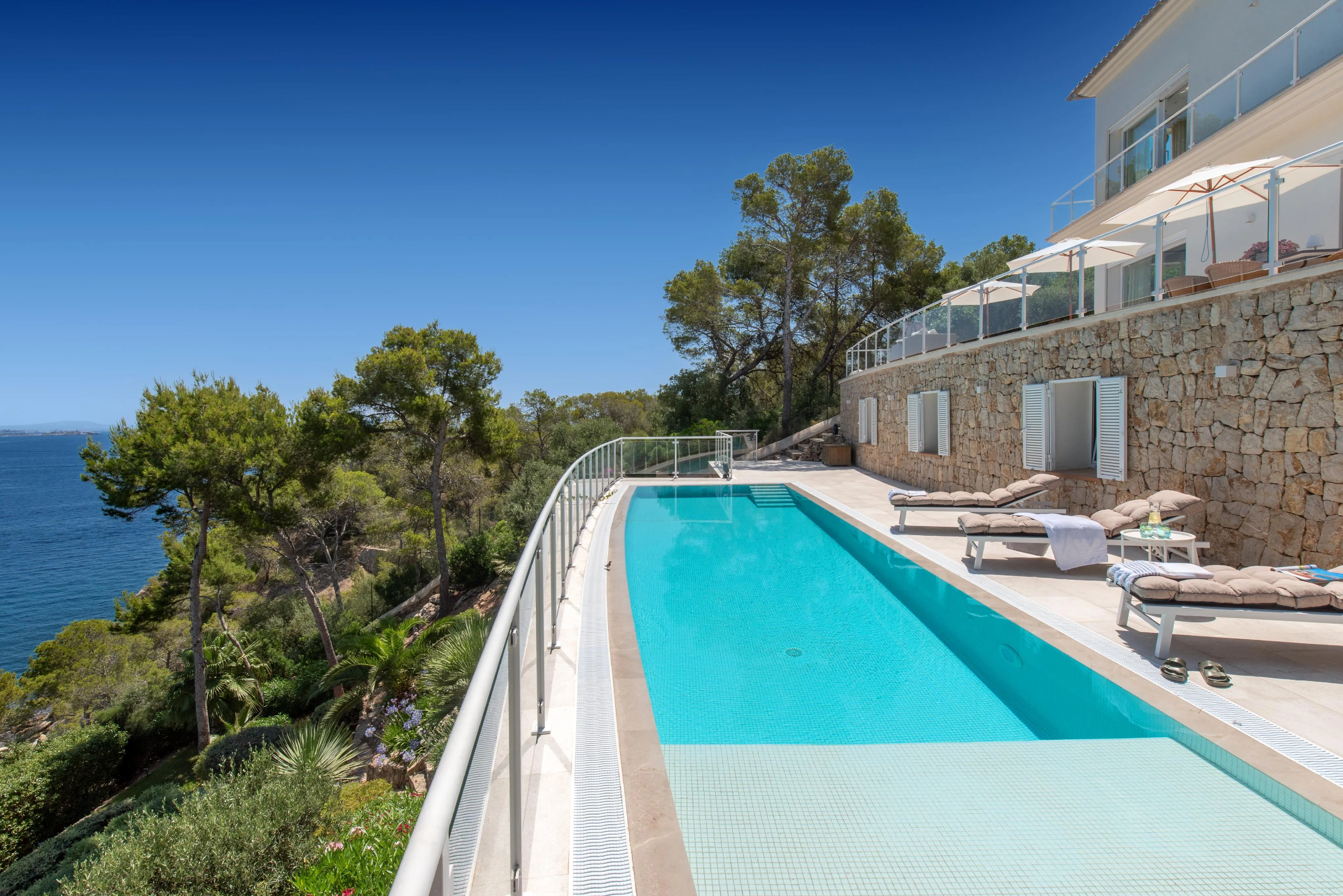 Urocza willa na nabrzeżu z dostępem do morza-10