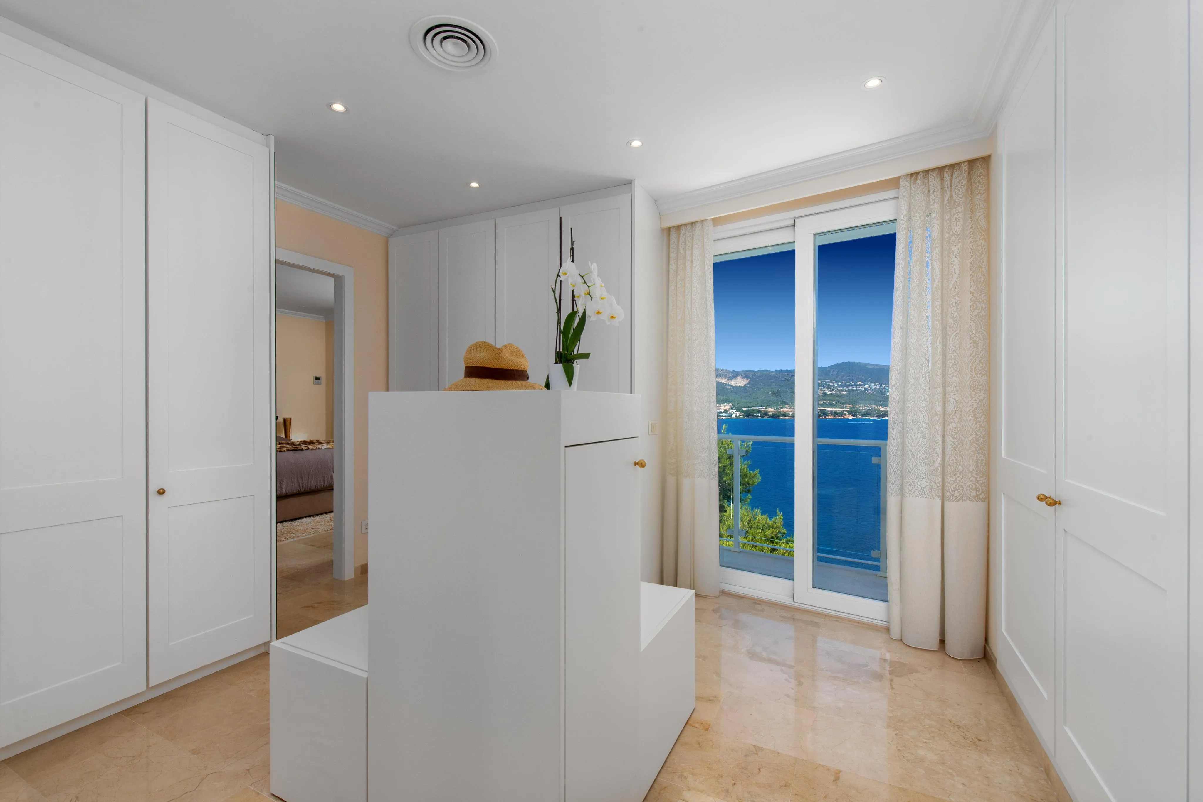 Urocza willa na nabrzeżu z dostępem do morza-14