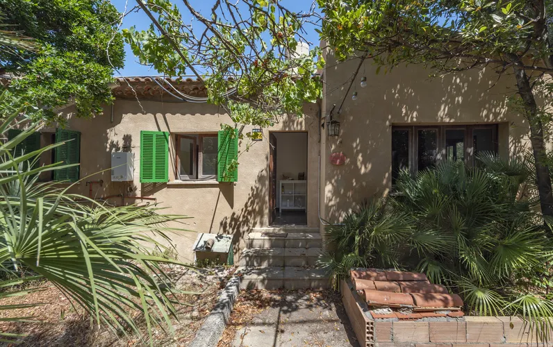 Dom z wszechstronną przestrzenią w Cala San Vicente: Okazja inwestycyjna z dużym potencjałem!