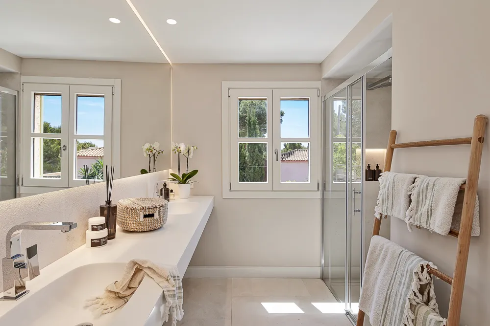 Luxe villa met zeezicht en zwembad-21