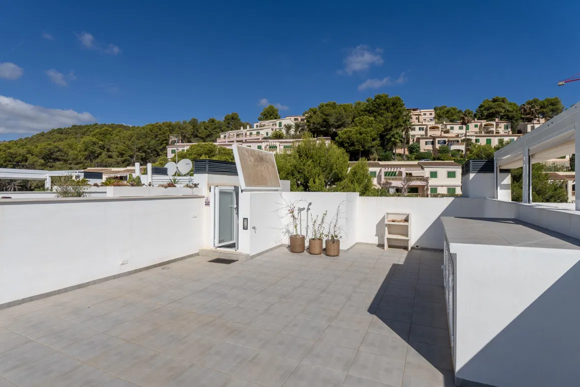 Exclusive new-build penthouse with private rooftop terrace and sea views, 25-metre pool – just 10 minutes from the beach-12