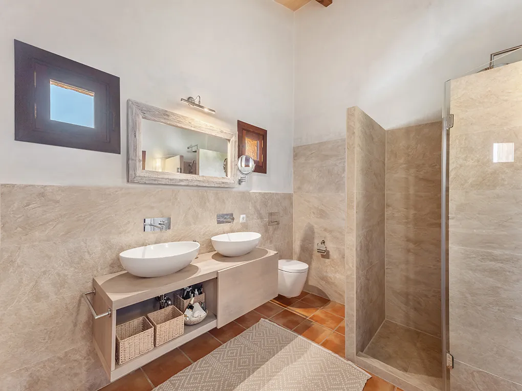 Encantadora finca mediterránea en Es Llombards con carácter auténtico-13