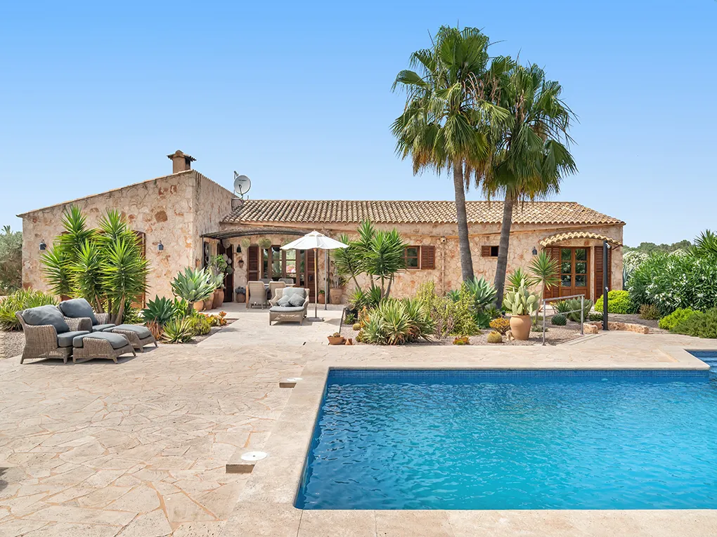 Encantadora finca mediterránea en Es Llombards con carácter auténtico-1