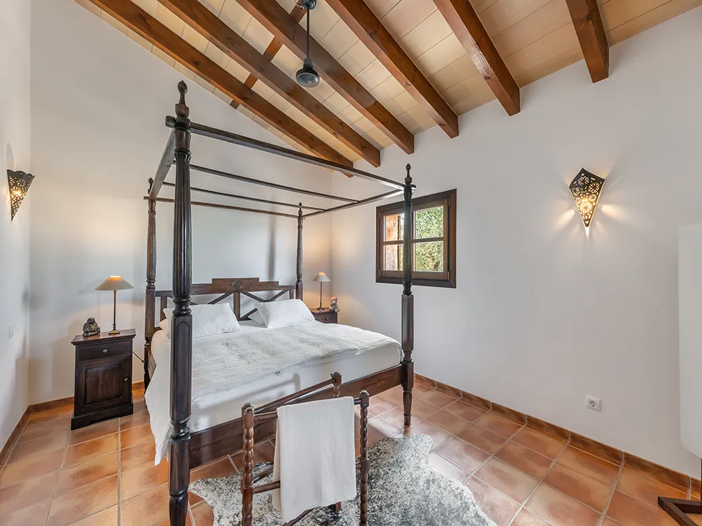 Encantadora finca mediterránea en Es Llombards con carácter auténtico-11