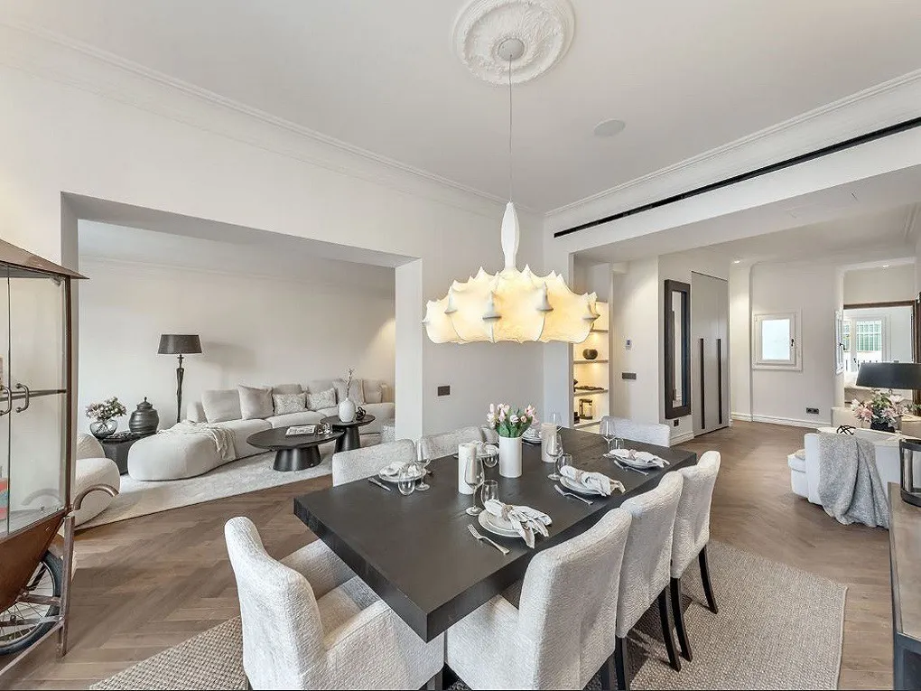 Prestige & design gecombineerd - Luxueuze flat met terras in een gewilde locatie-1