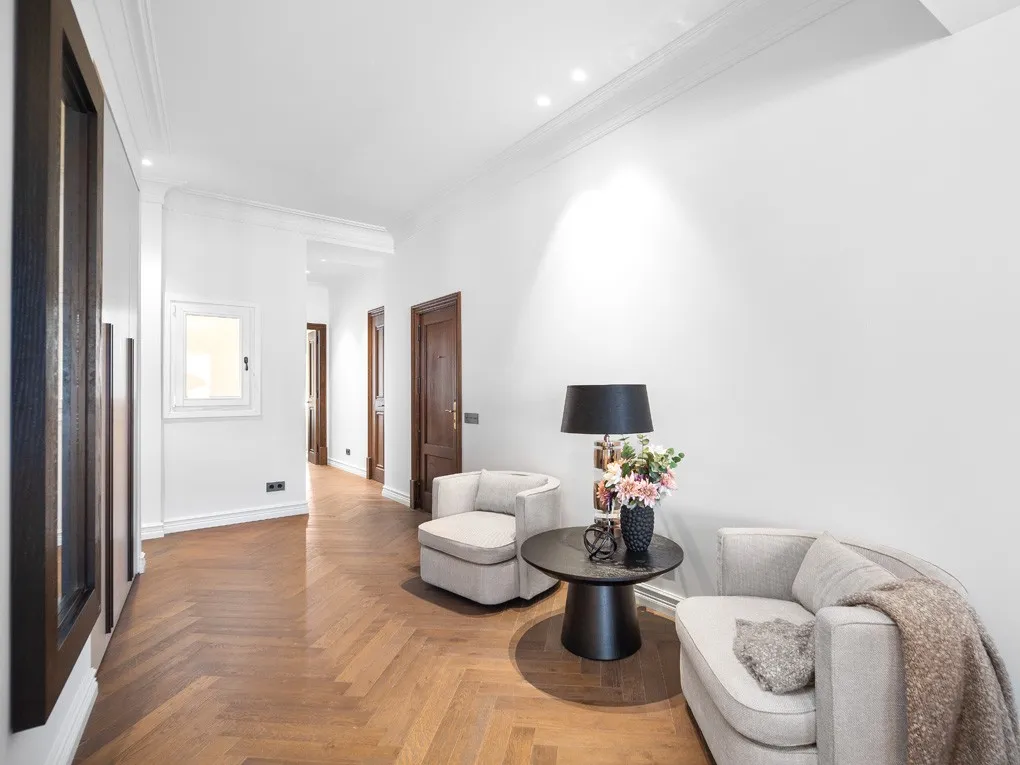 Prestige & design  – luxurious Flat with terrace in a prime location-6