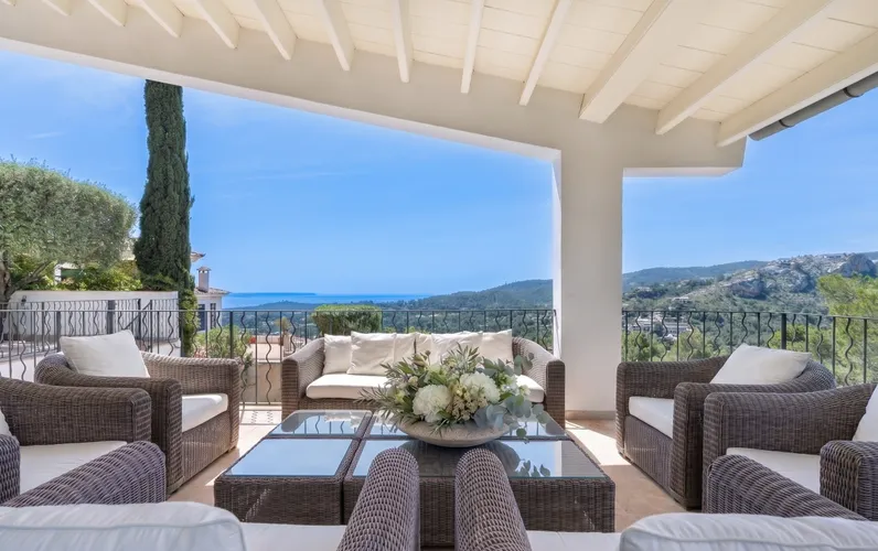 Elegant villa with sea views in Son Vida