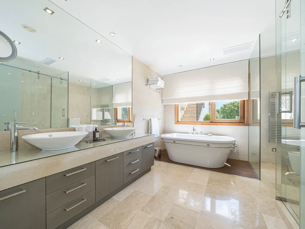 Stilfuld moderne villa med havudsigt-11