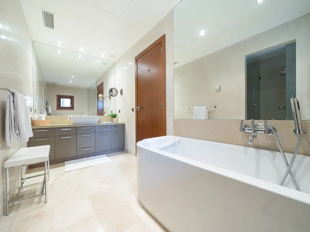 Stilfuld moderne villa med havudsigt-13