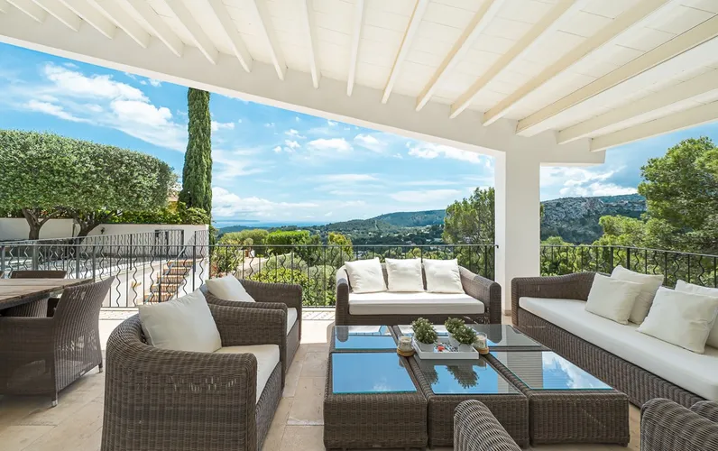 Stilfuld moderne villa med havudsigt