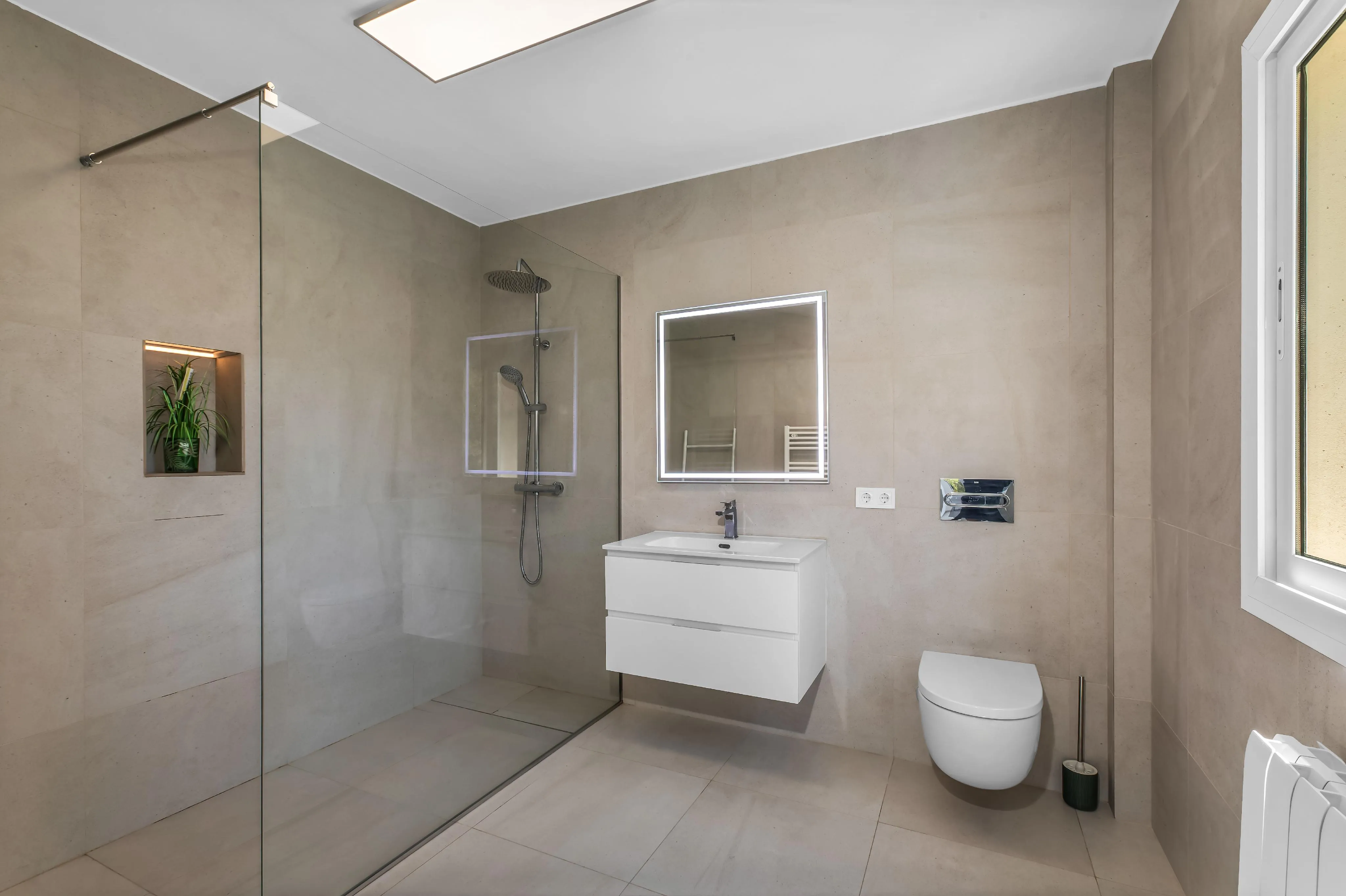 Renoveret villa med havudsigt-12