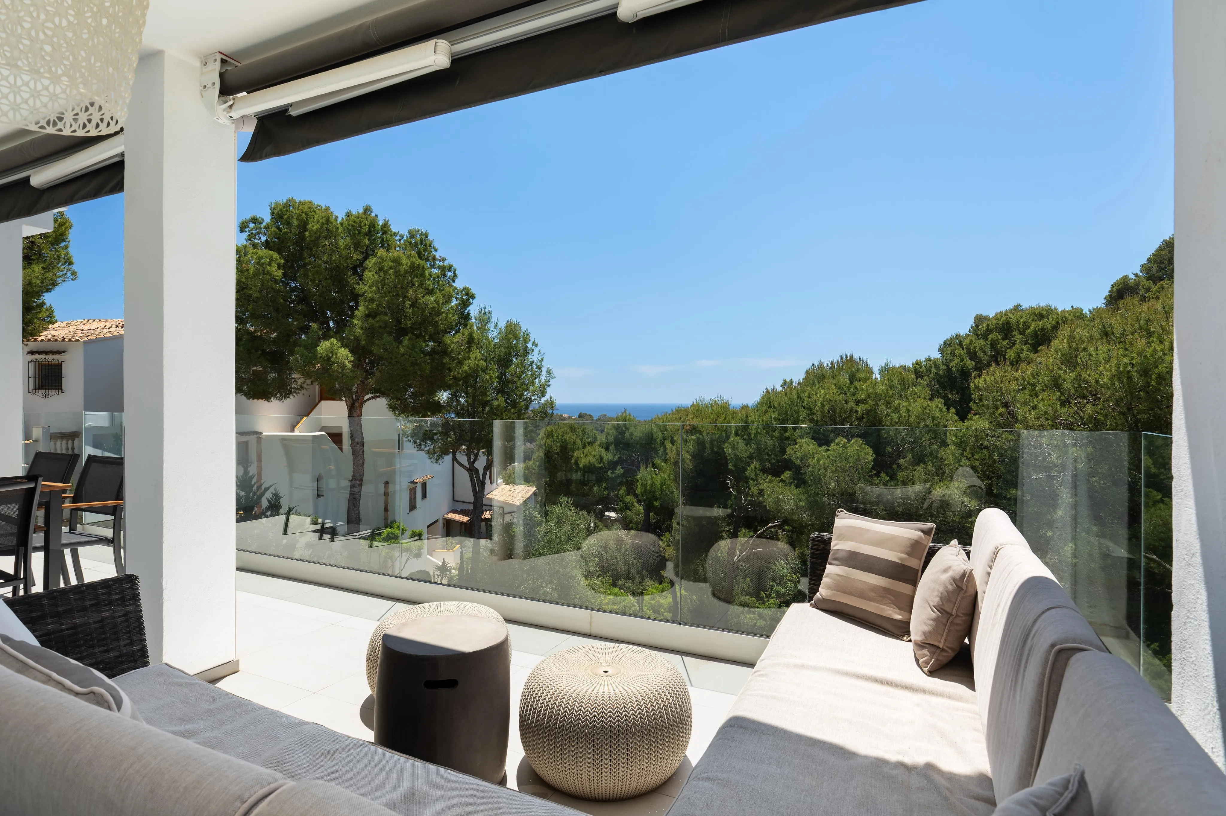 Gerenoveerde villa met uitzicht op zee-16