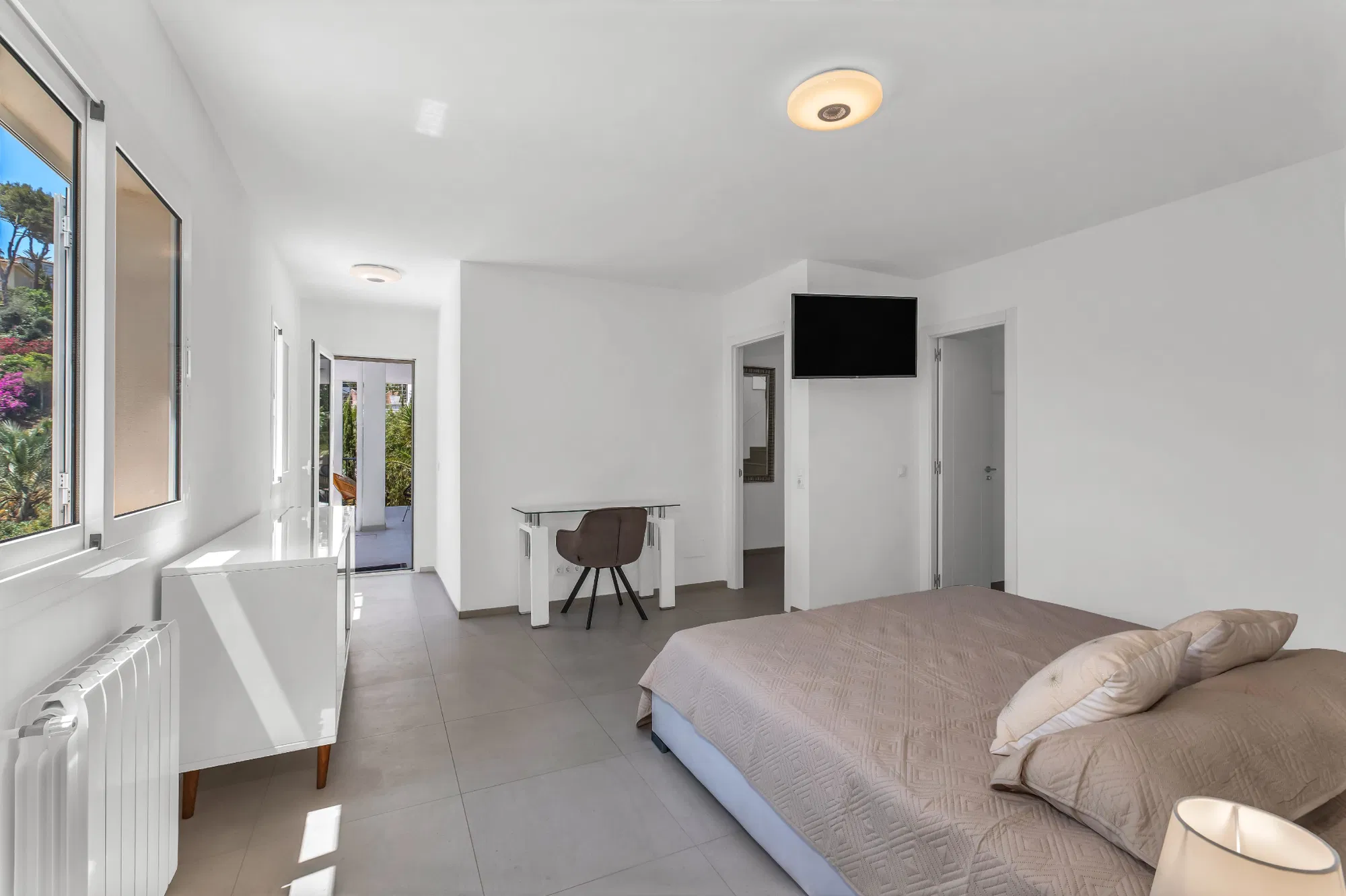 Vila renovada amb vistes al mar-8
