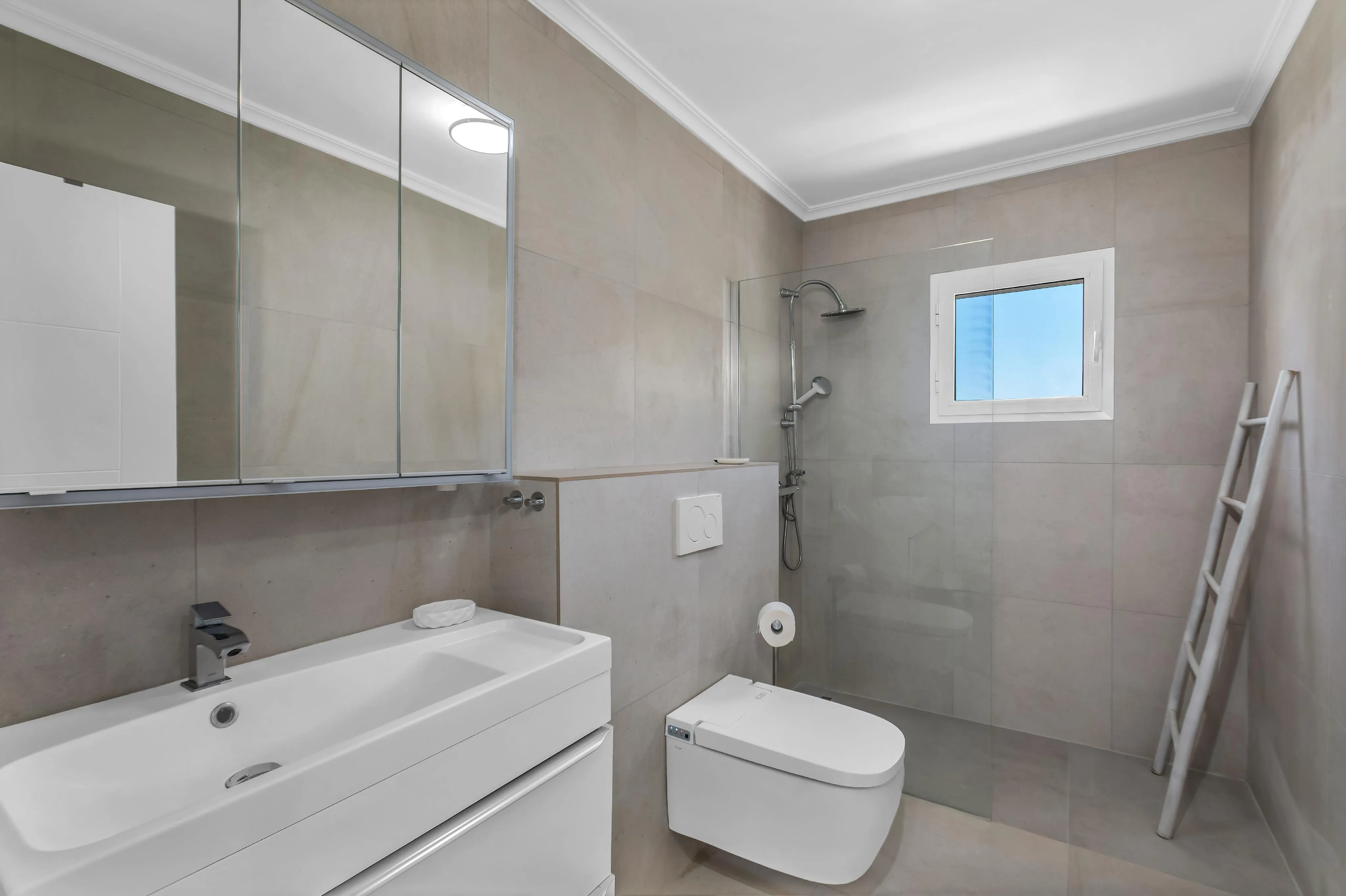 Gerenoveerde villa met uitzicht op zee-10