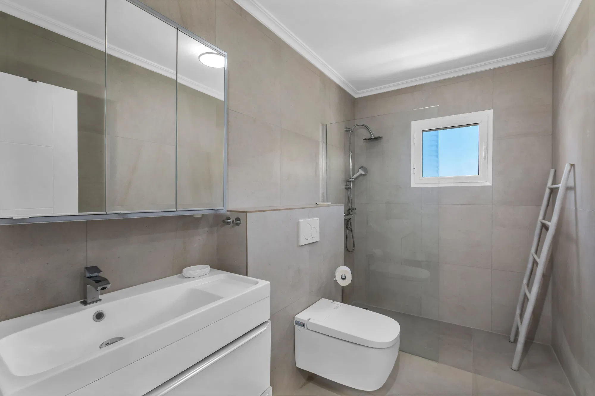 Vila renovada amb vistes al mar-10