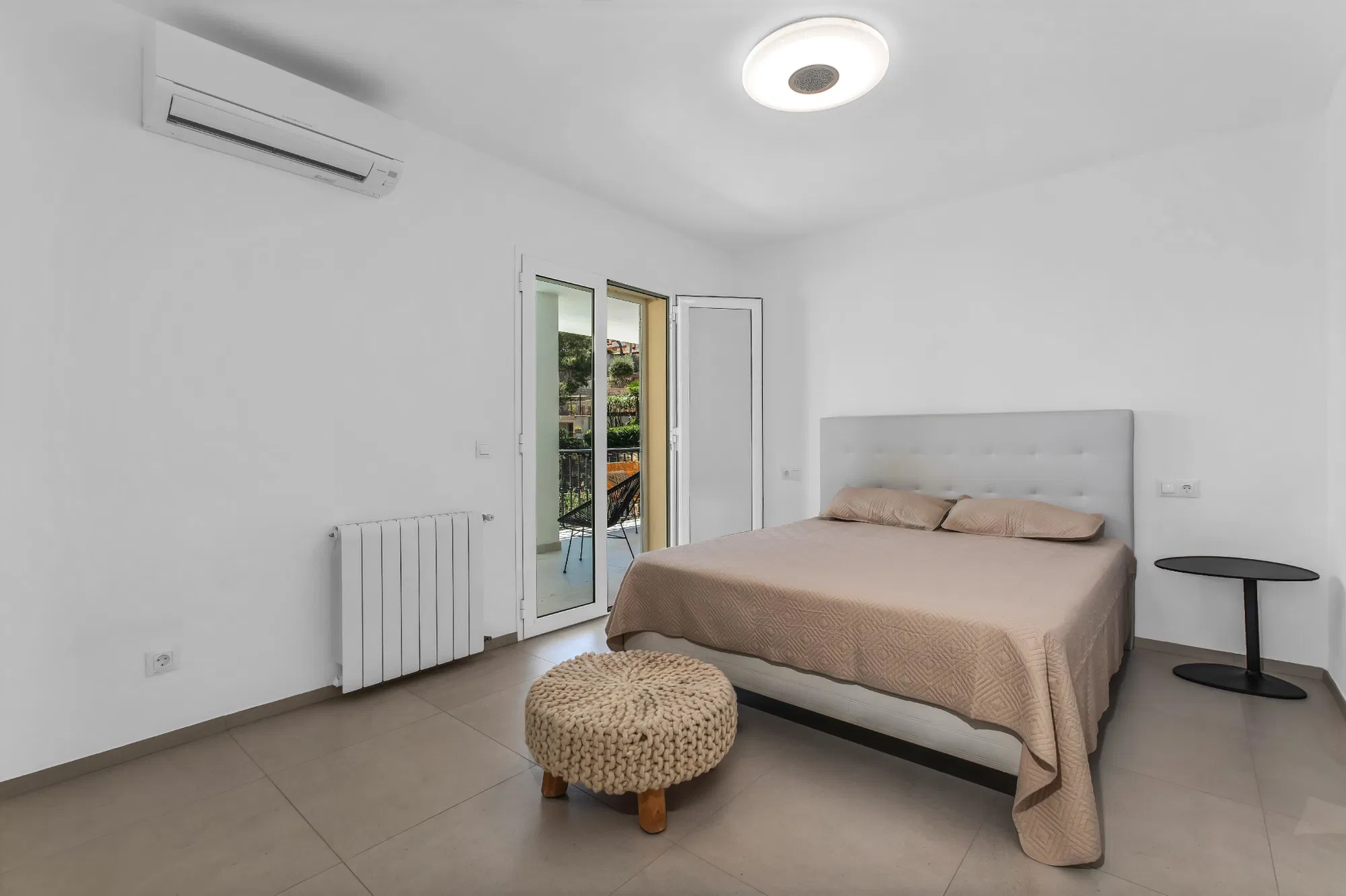Vila renovada amb vistes al mar-9