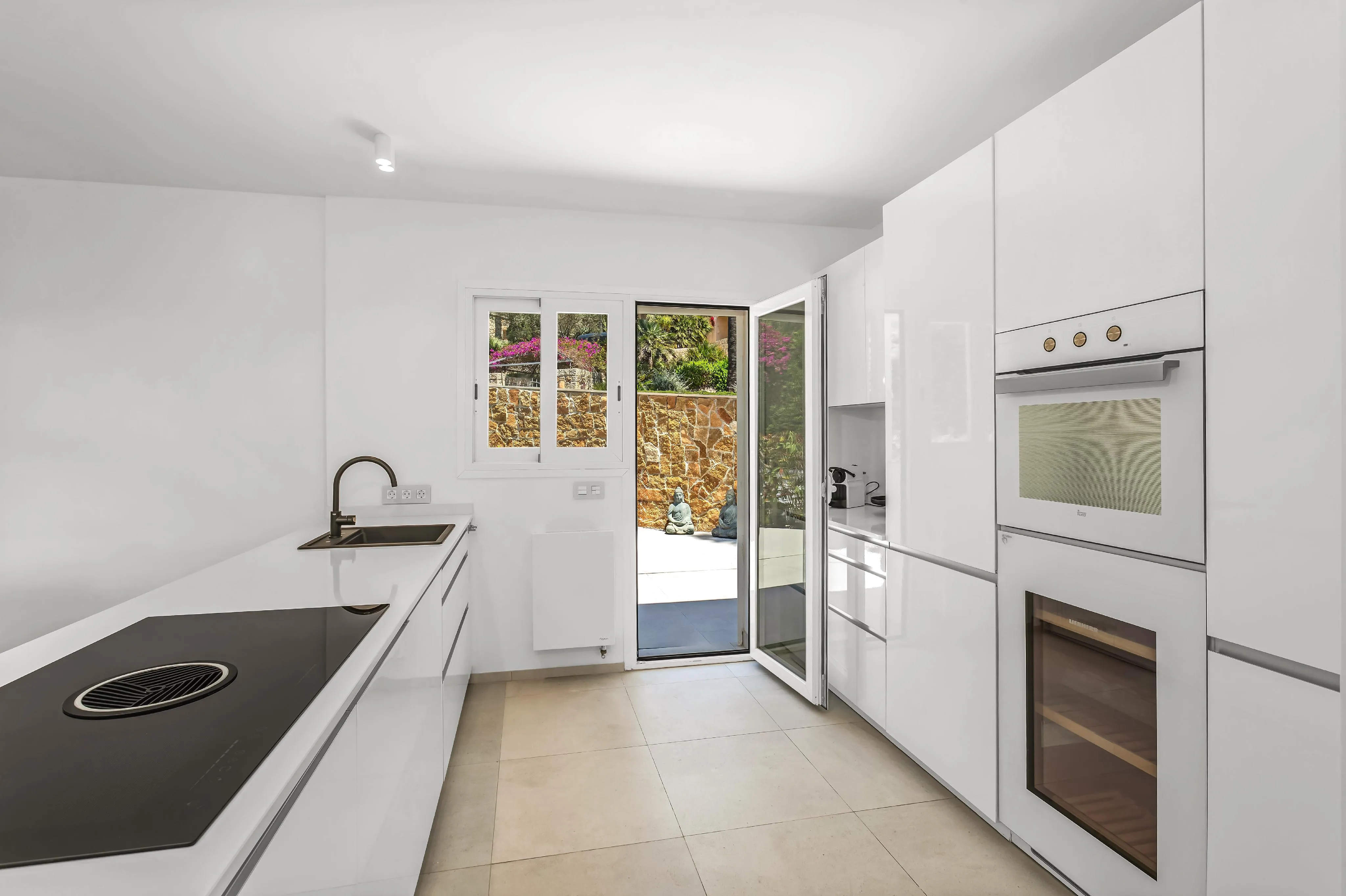 Villa renovada con vistas al mar-7