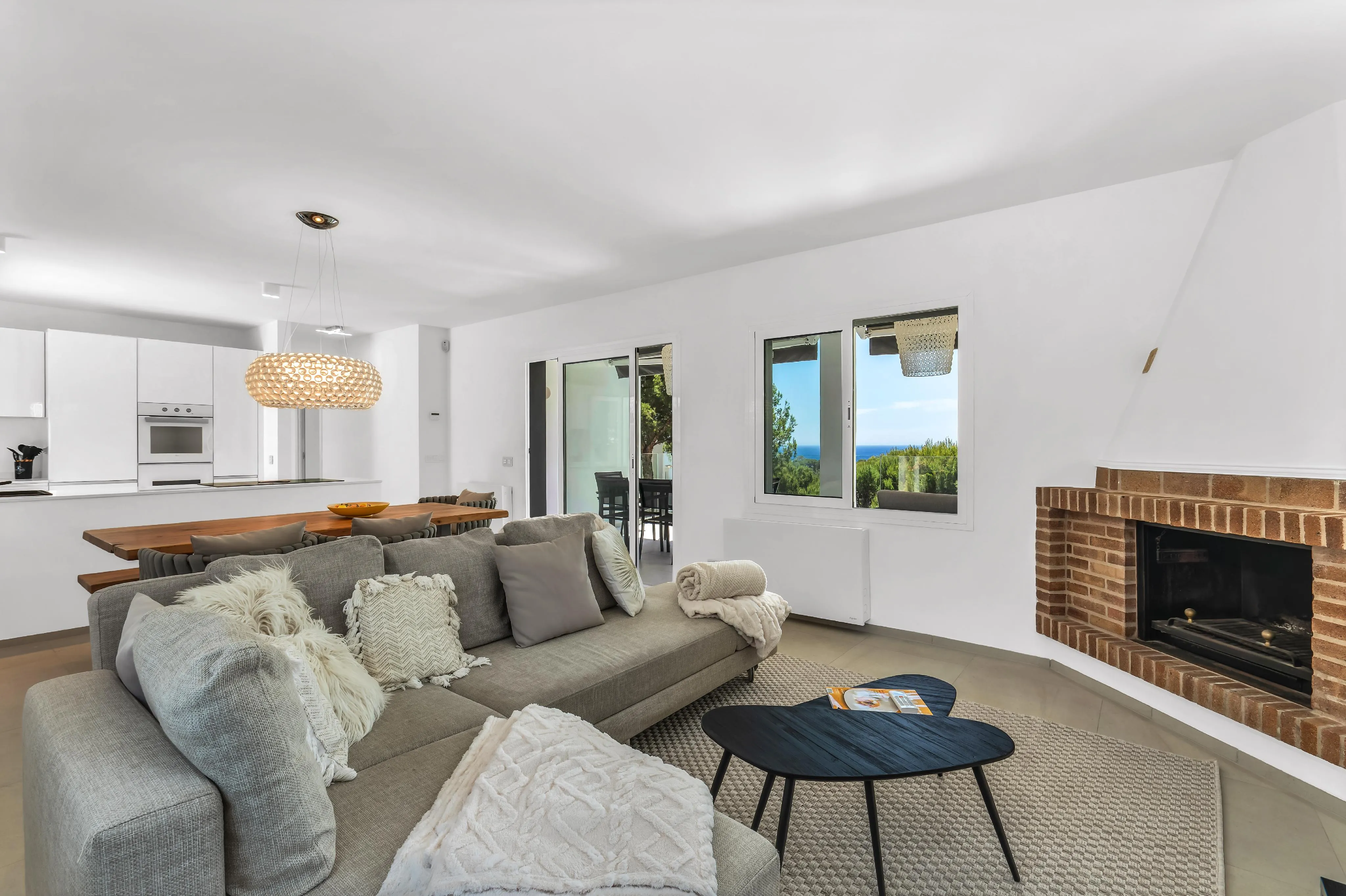 Gerenoveerde villa met uitzicht op zee-5