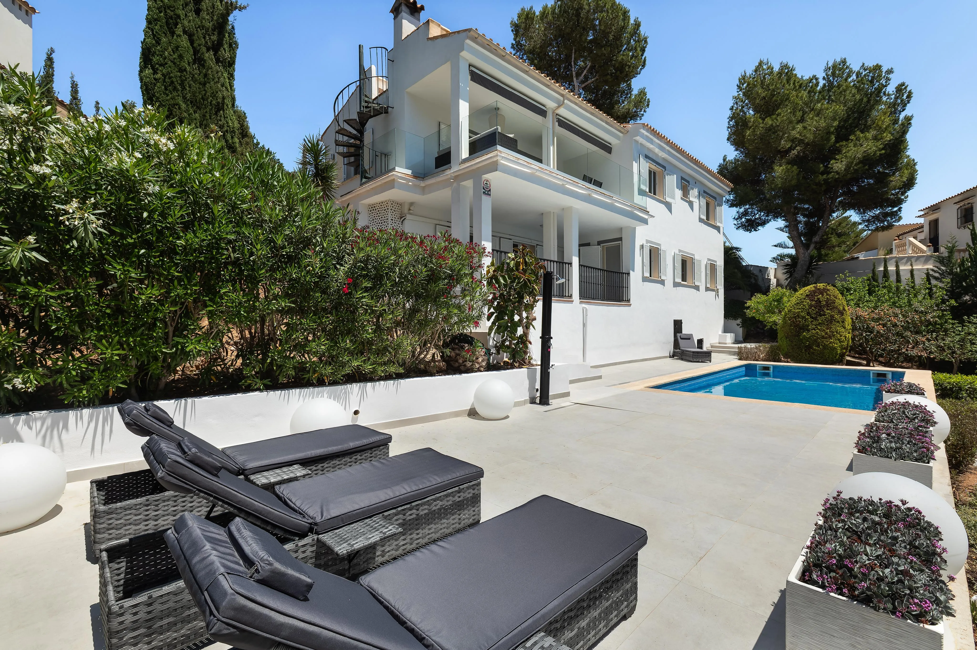 Gerenoveerde villa met uitzicht op zee-2