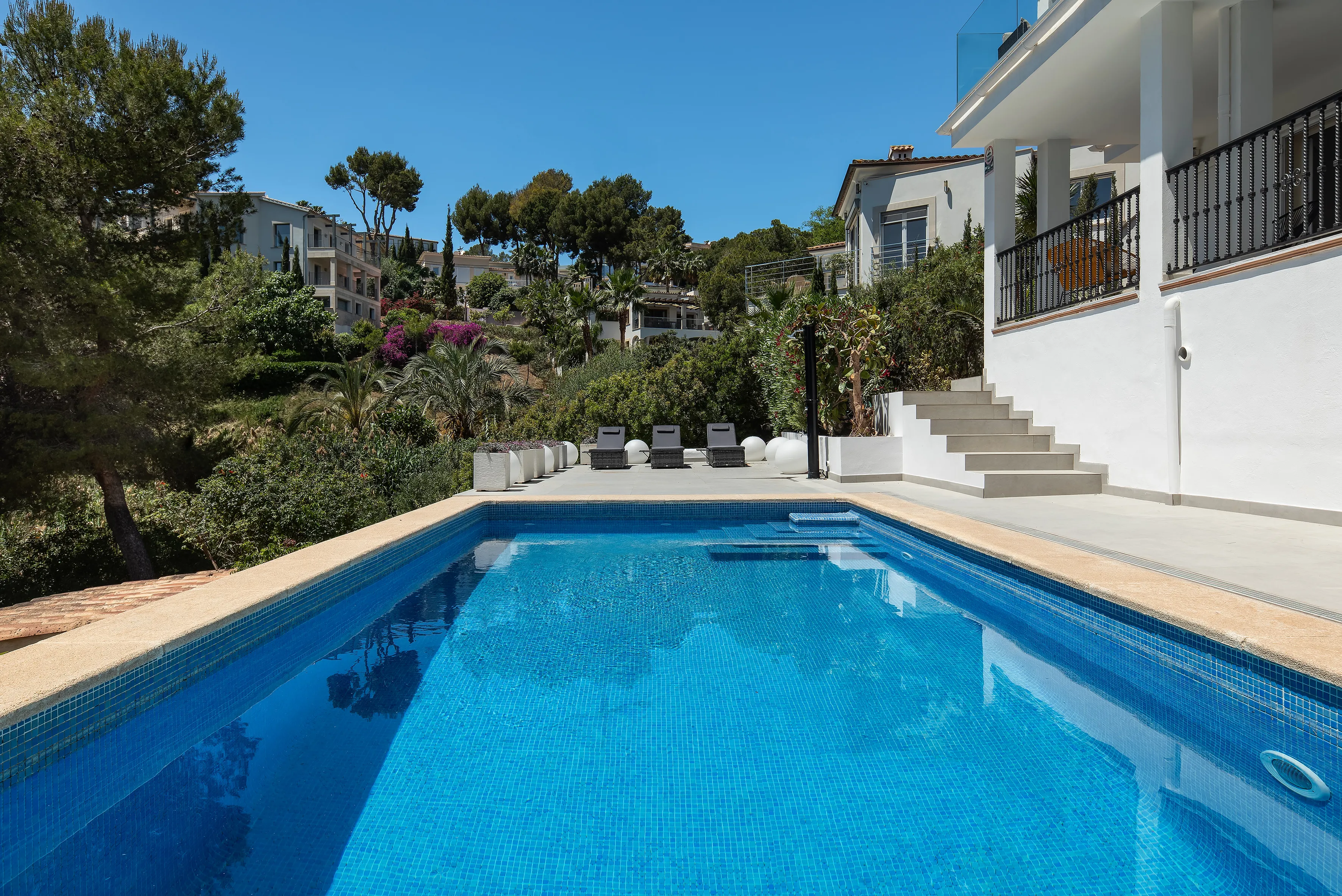 Gerenoveerde villa met uitzicht op zee-1