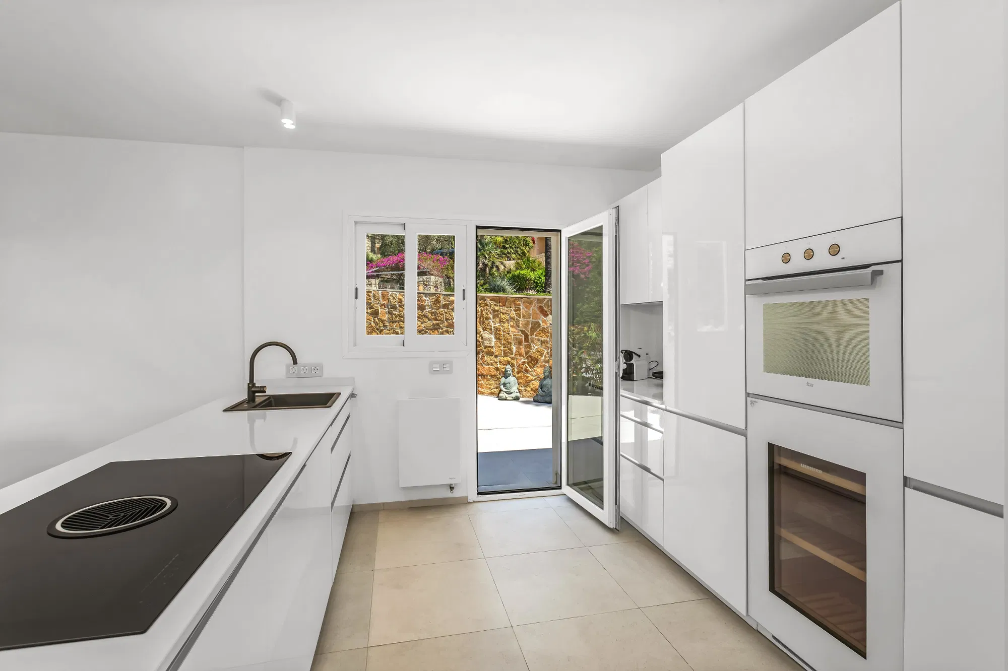 Vila renovada amb vistes al mar-7