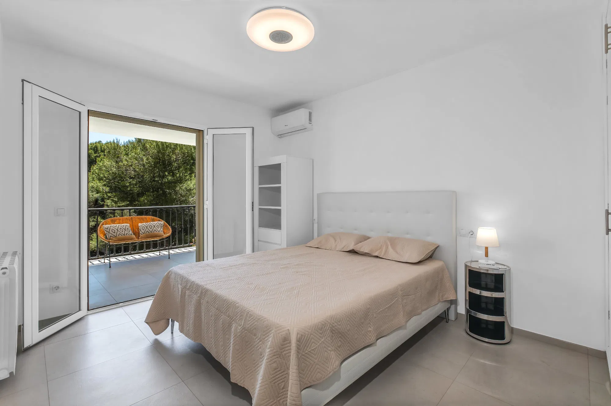 Vila renovada amb vistes al mar-11