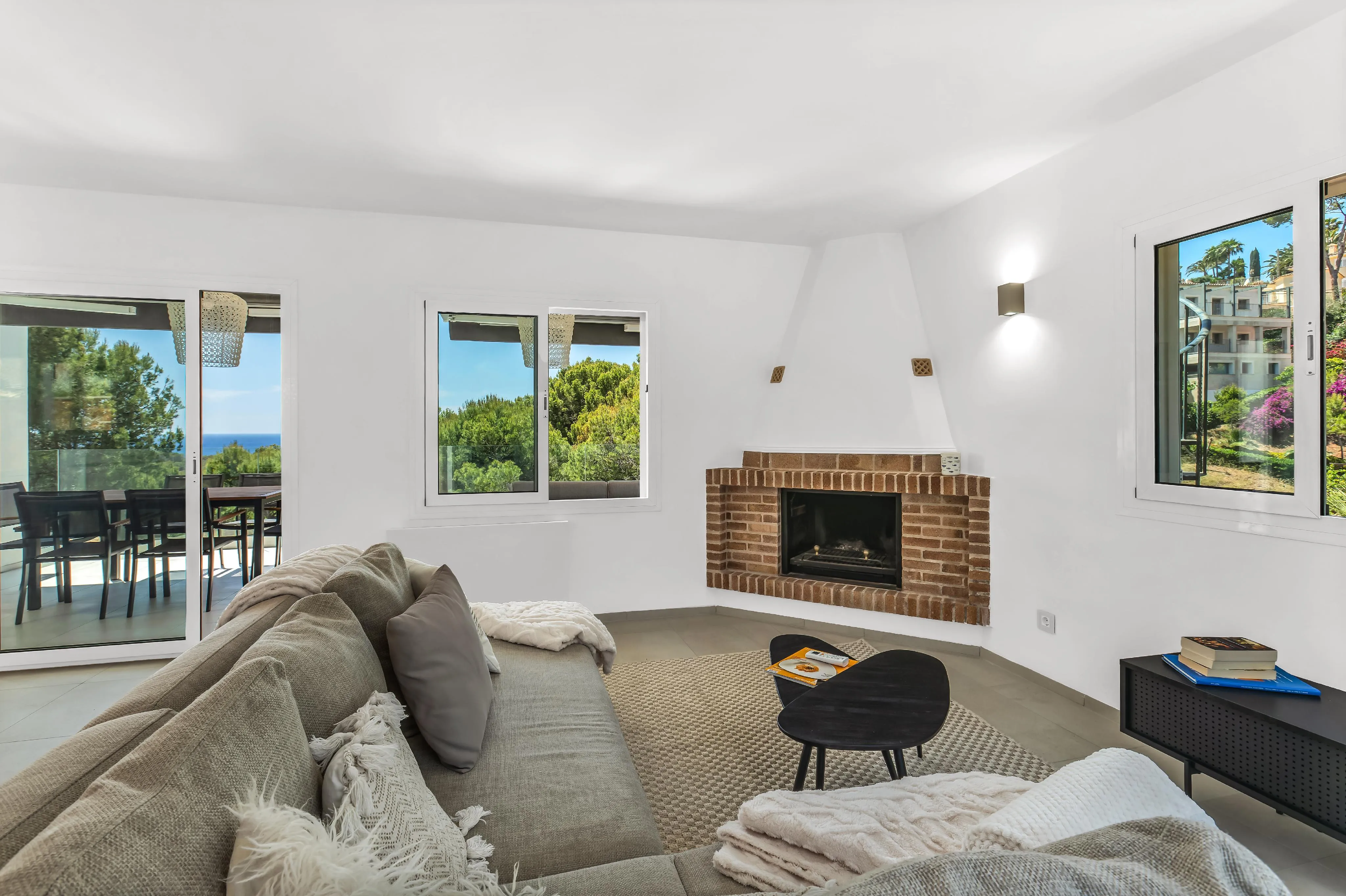 Villa renovada con vistas al mar-4