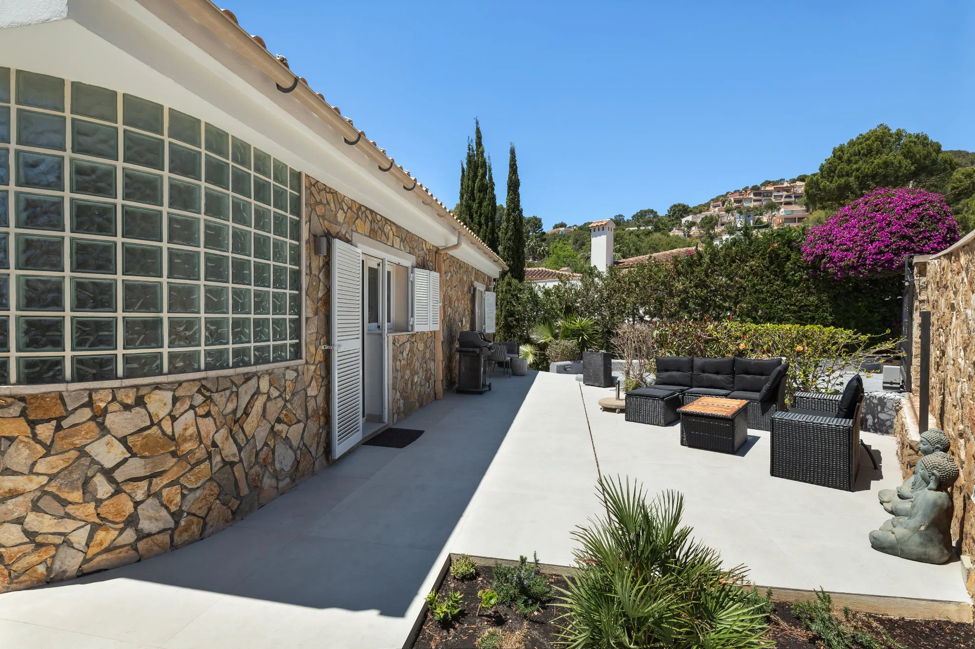 Vila renovada amb vistes al mar-18