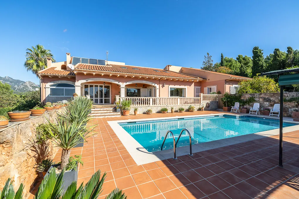 Familievenlig villa med vidunderlig udsigt over bjergene-1