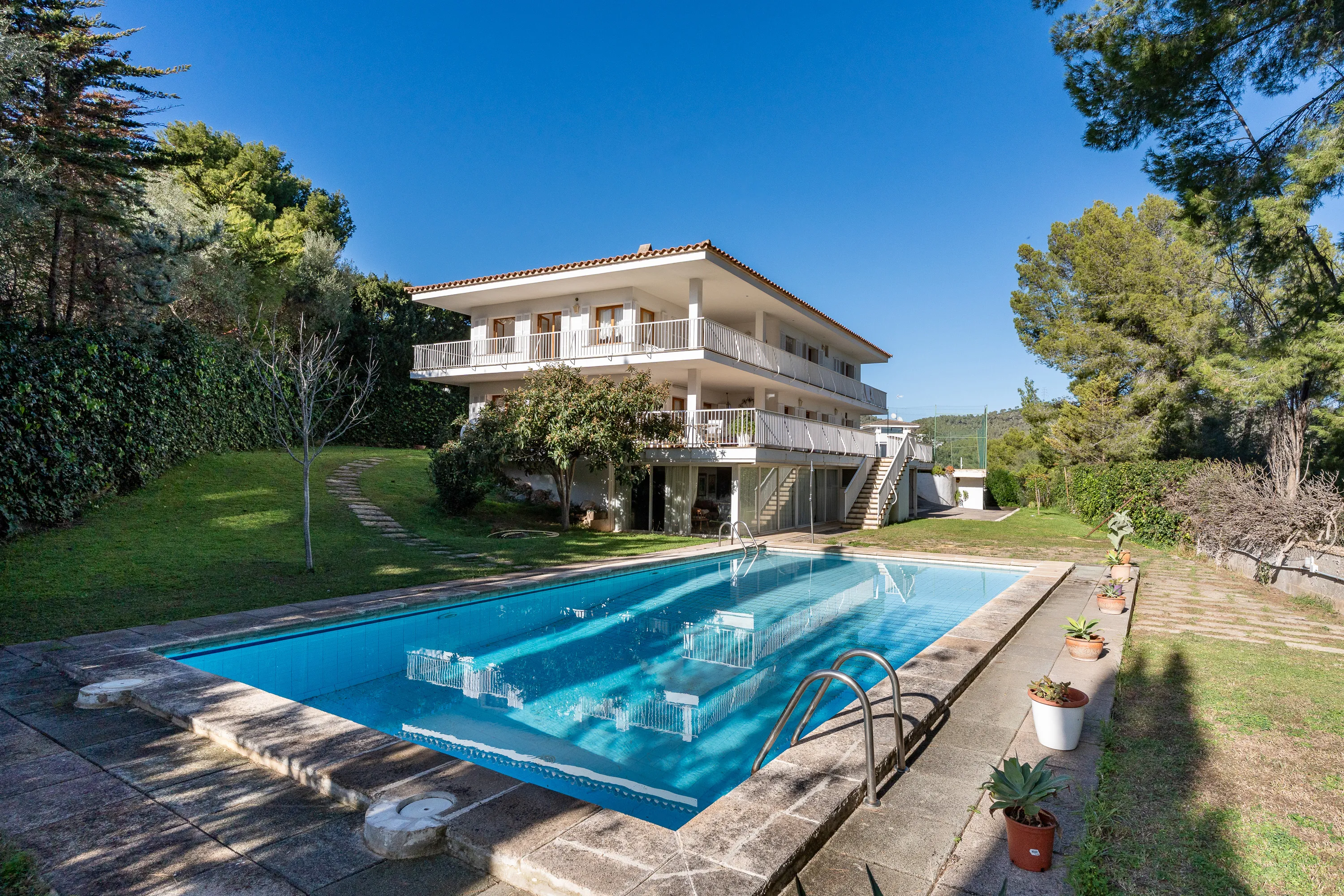 Stor villa med tennisbane i Pinar Park-1