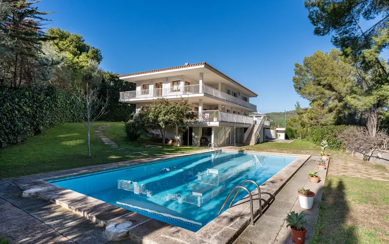 Large villa with tennis court in Pinar Park