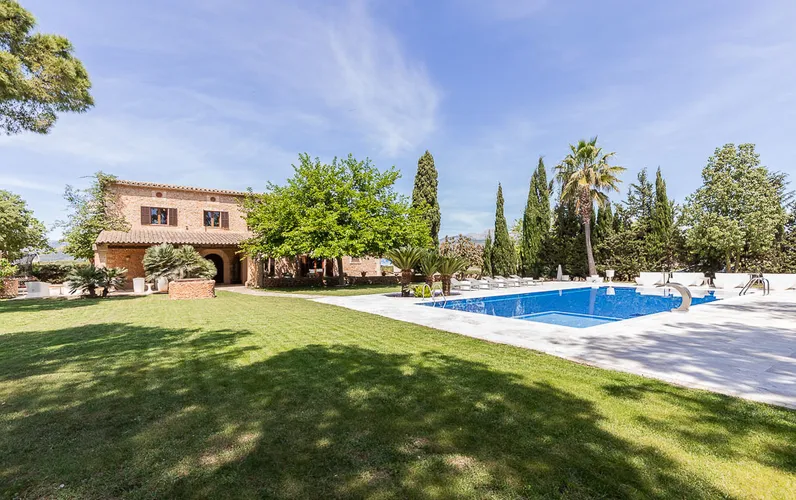 Finca with vineyard and holiday rental license