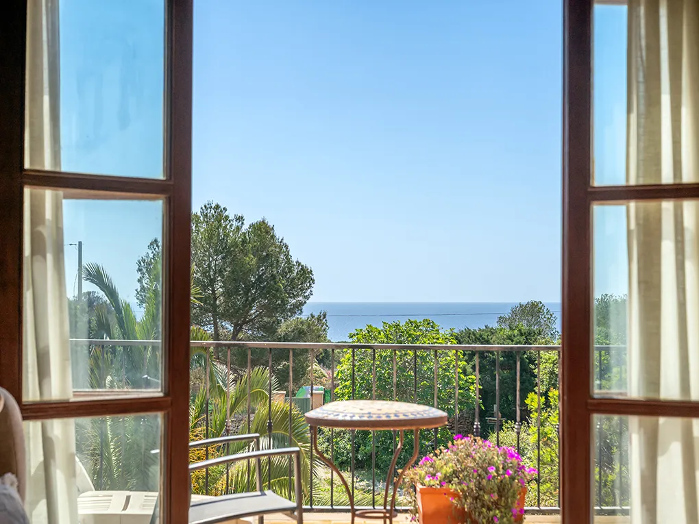 Seaview house in a sought-after quiet location with pool-1