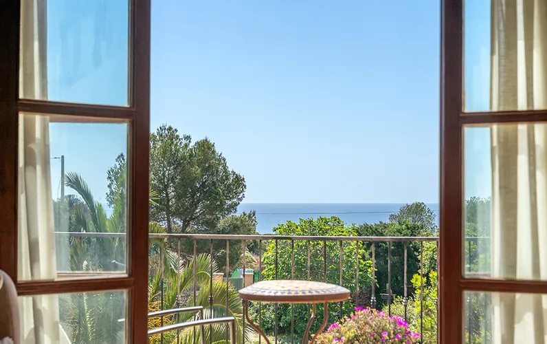 Casa amb vista al mar en zona tranquil·la i cobejada amb piscina