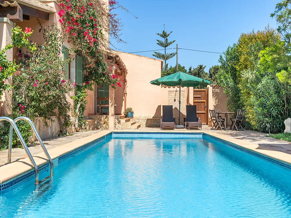 Hus med havudsigt i et eftertragtet, roligt område med pool-2