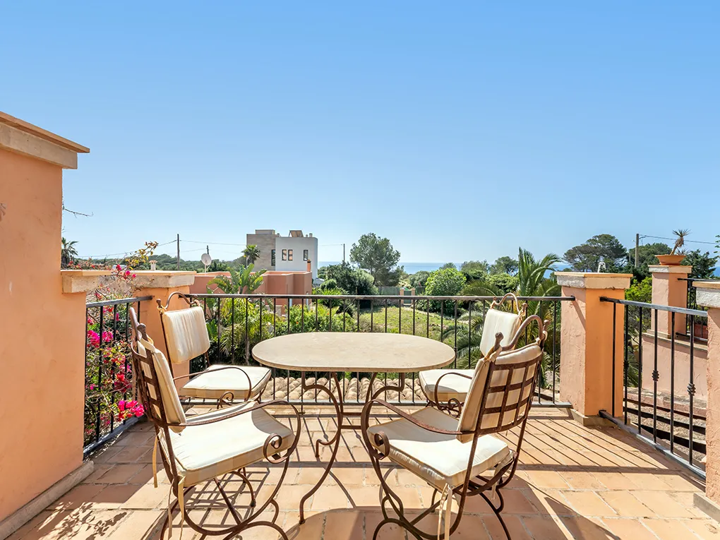 Hus med havudsigt i et eftertragtet, roligt område med pool-11