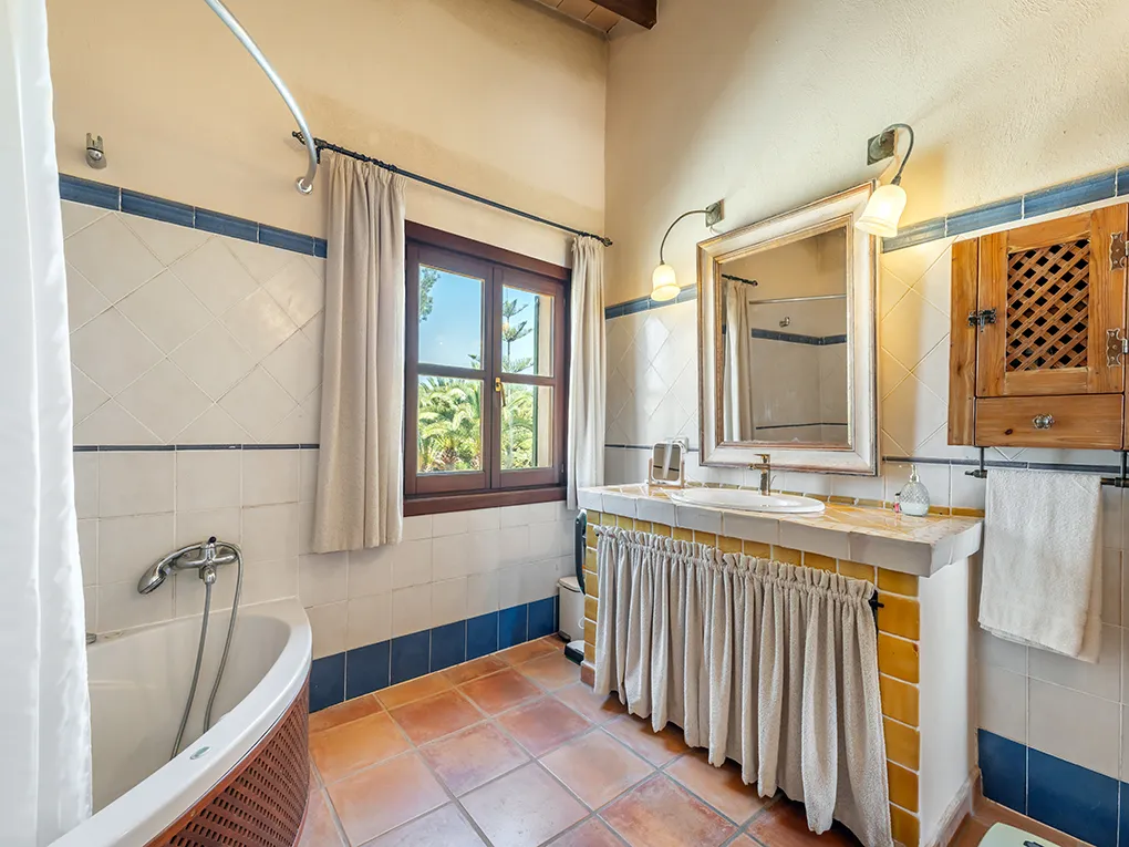 Seaview house in a sought-after quiet location with pool-9