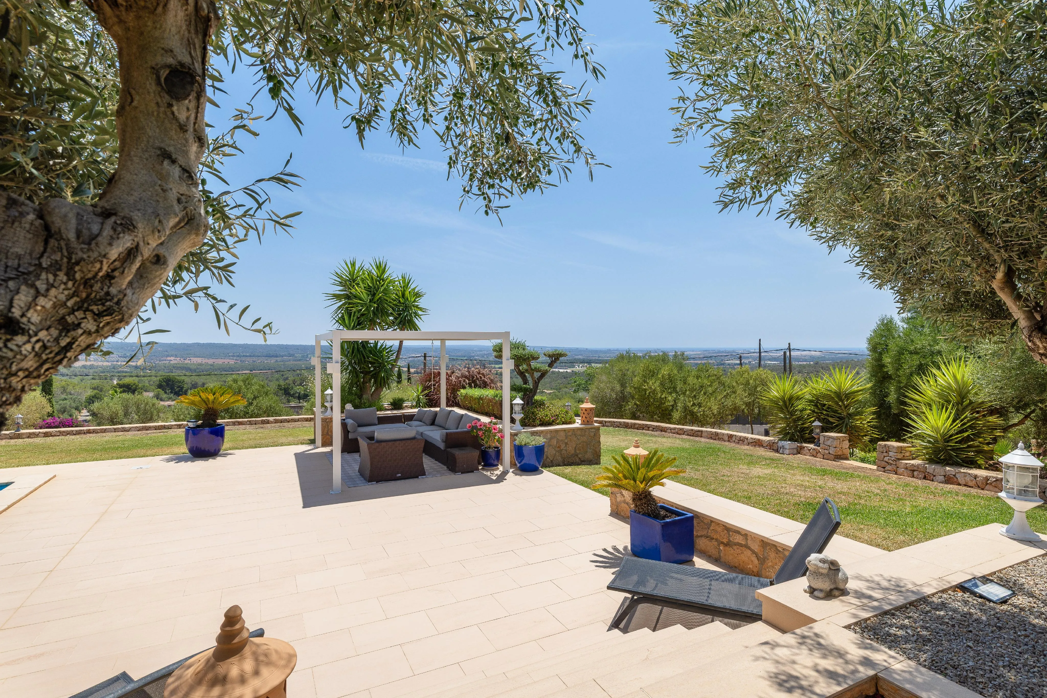 Mediterrane Villa mit Panorama-Pool und Weitblick in Puntiró-21