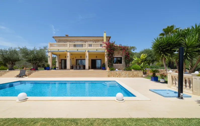 Villa tranquila con Gran Piscina y Vistas Panorámicas en Puntiró
