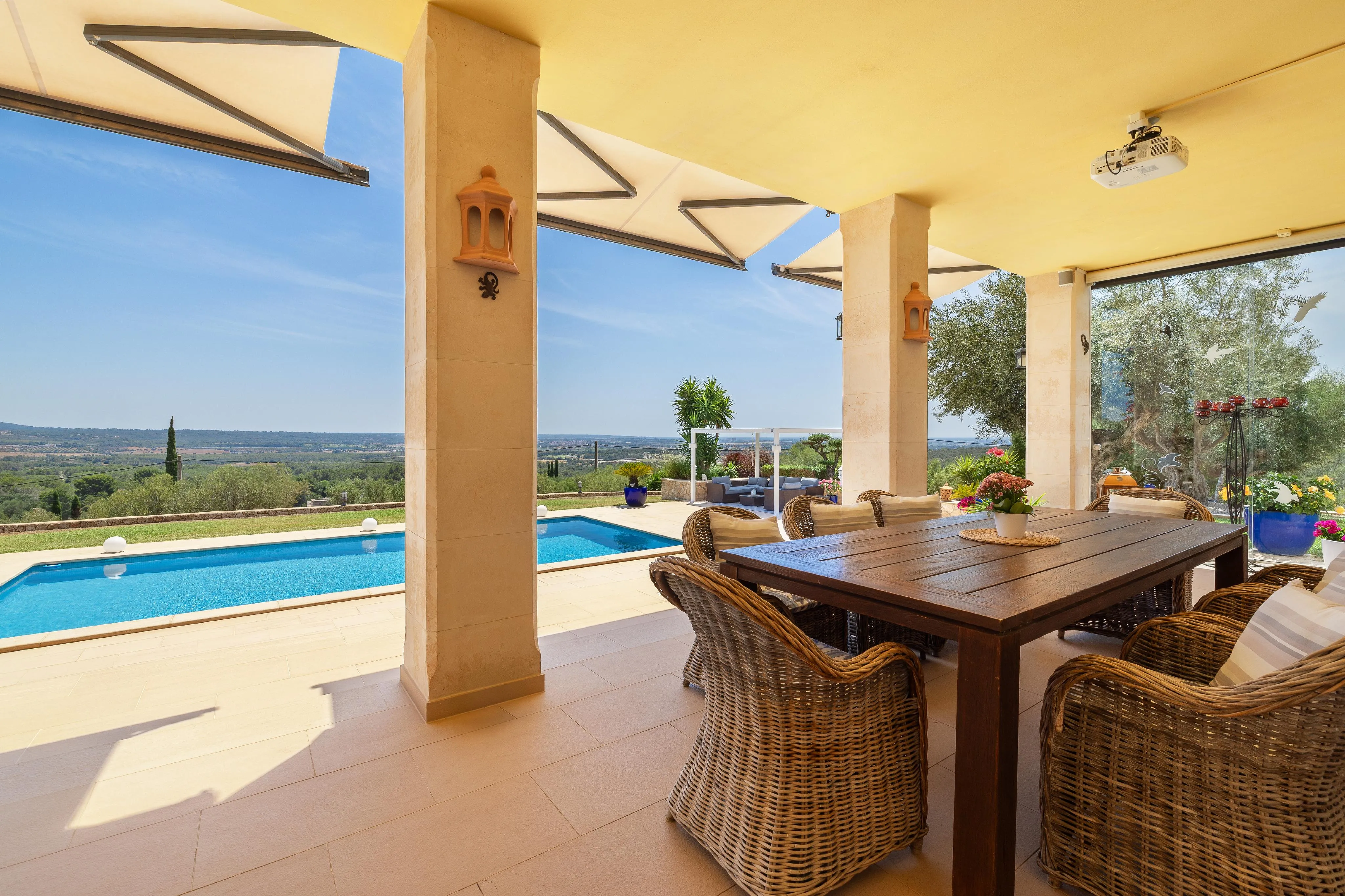 Elegante villa con grande piscina e vista panoramica a Puntiró-9